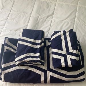 Kate Spade New York Bow Tile Queen duvet cover. Navy blue.